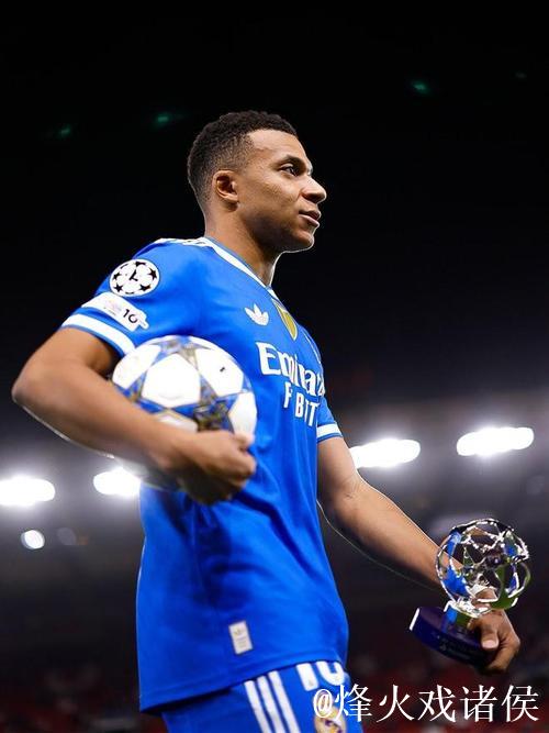 姆巴佩晒照手握MVP奖杯与比赛球:团队力量 姆巴佩晒照手握MVP奖杯与比赛球:团队力量