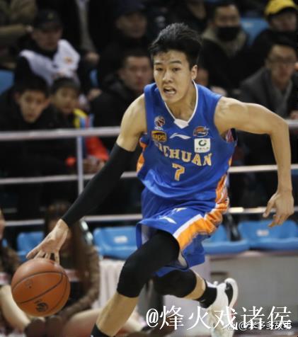 黄荣奇离开广东宏远内幕揭晓：队内新人涌现，他选择外出寻求机会