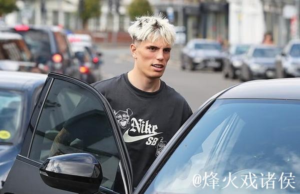 加纳乔希望留在英格兰,星期一现身理发店与粉丝合影 加纳乔希望留在英格兰,星期一现身理发店与粉丝合影